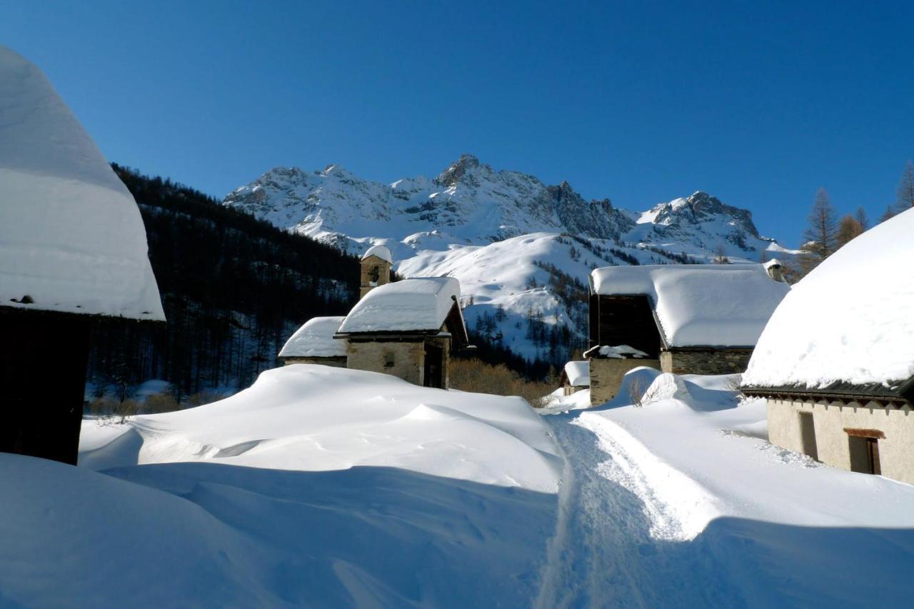 Le Leyrier Hameau Des Chazals Nevache Hautes Alpes Buitenkant foto